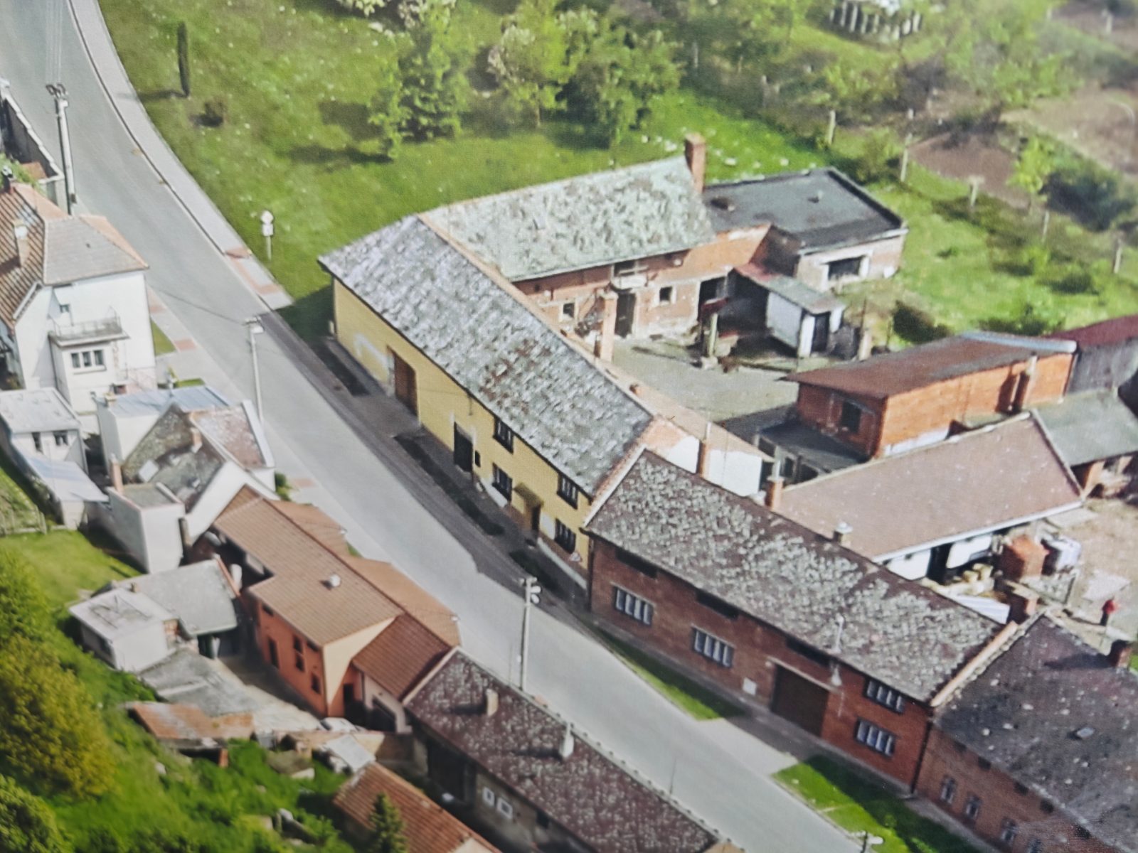 VENKOVSKÉ BYDLENÍ či INVESTICE - rozsáhlý RD s dalšími  BUDOVAMI, 2 STUDNAMI   a  ZAHRADOU a s možností dalšího pozemku v obci Dřínov, okres Kroměříž