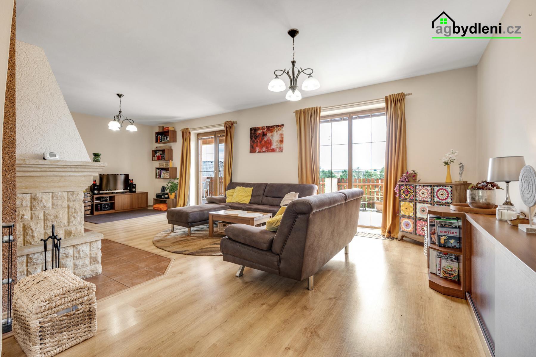 Prodej domu Kvíčovice | užitná plocha 249 m² | pozemek 992 m² | krb | garáž |