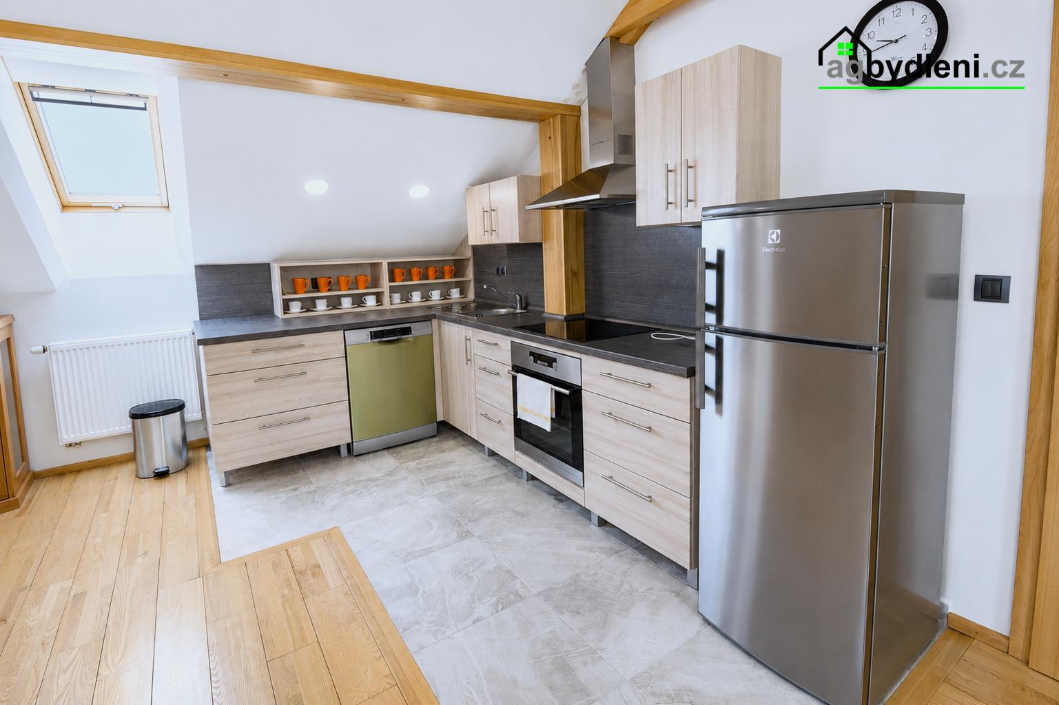 Pronájem prostorného podkrovního bytu 2+kk | 120 m² | Vranov u Poběžovic