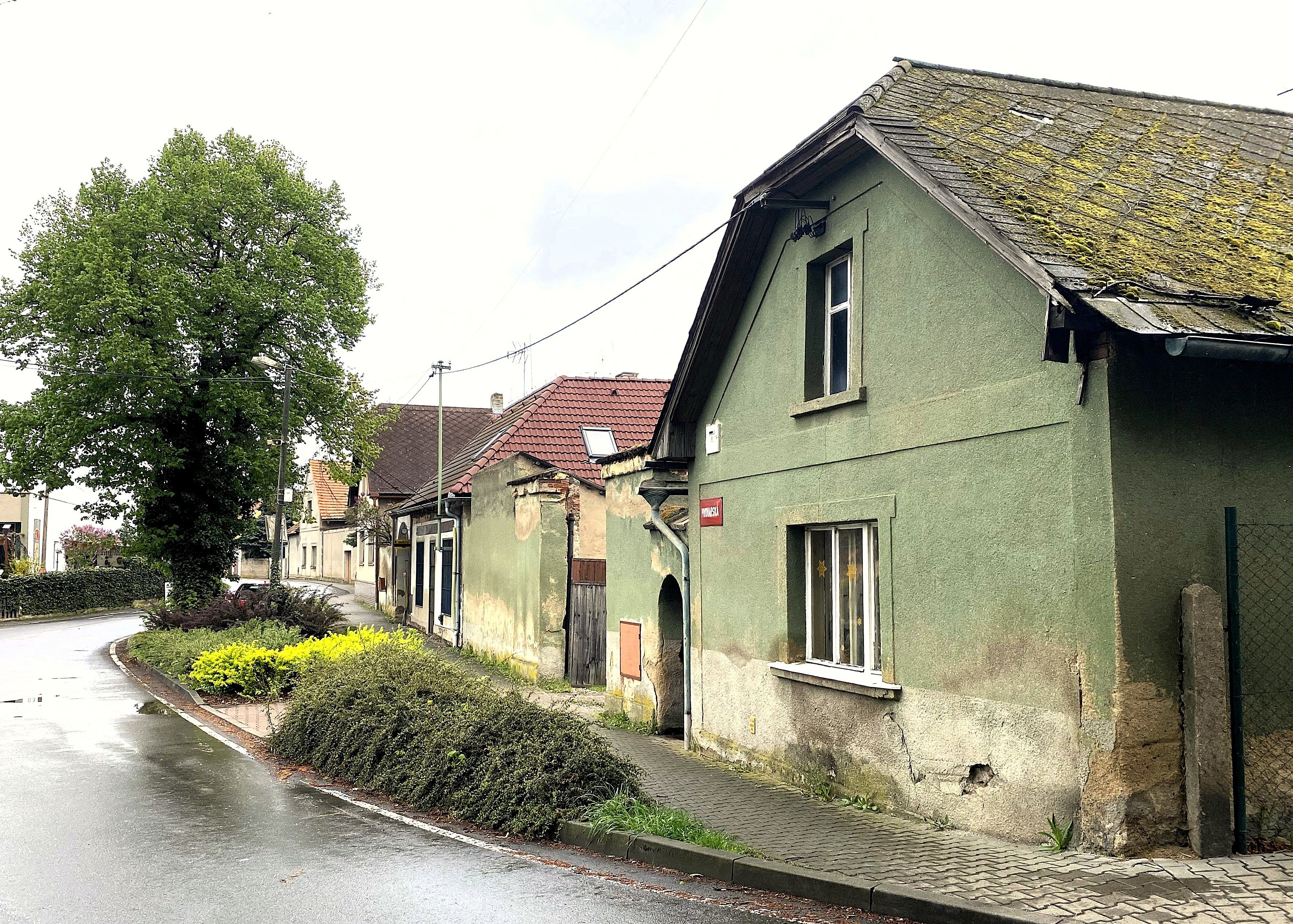 Prodej pozemku Králův Dvůr s původním rodinným domem 124 m² a zahradou, pozemky 1 873 m²