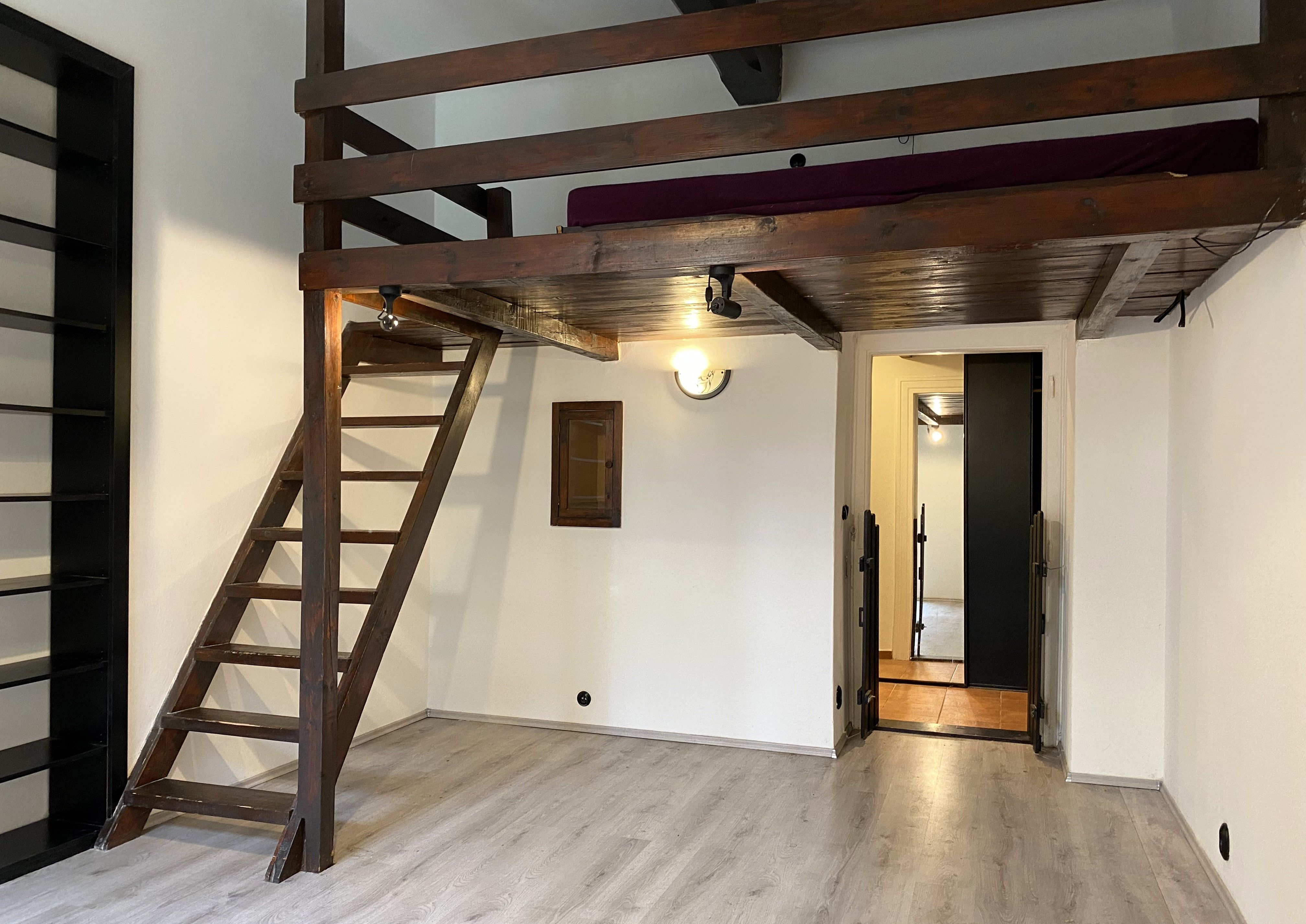 Prodej bytu 1+1 34 m² Praha 6 - Dejvice, snížené přízemí s výhledem do zahrady