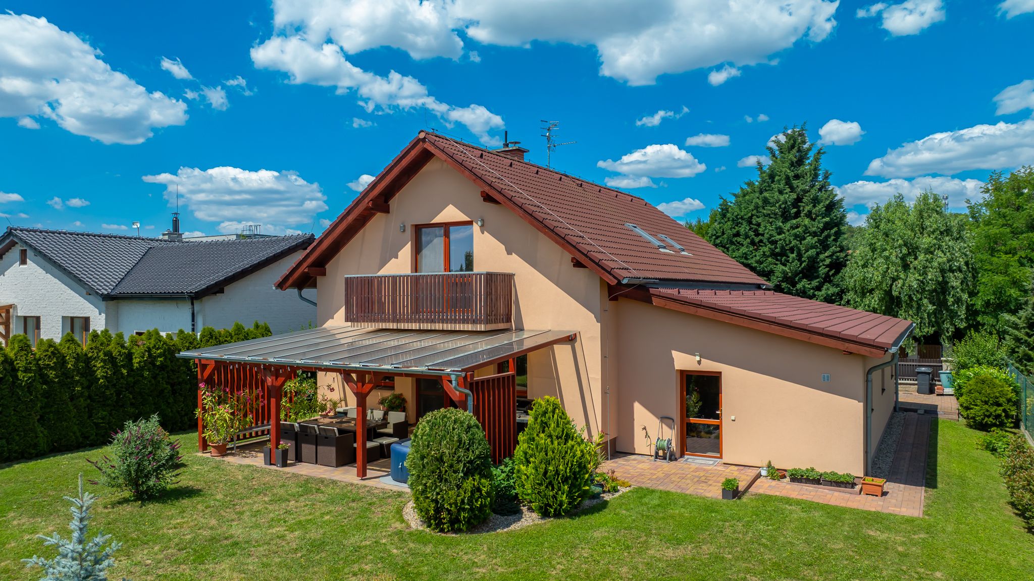 Rodinný dům z roku 2011, 195 m² + 39 m² garáž s dílnou, pozemky 813 m², Statenice